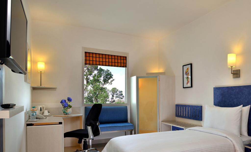 Red Fox By Lemon Tree Hotels, Bhiwadi Exteriör bild